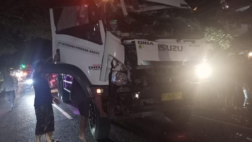 Kondisi kendaraan yang terlibat kecelakaan beruntun di Jalan Denpasar-Gilimanuk tepatnya di Desa Candikusuma, Kecamatan Melaya, Kabupaten Jembrana Rabu (18/12/2024).