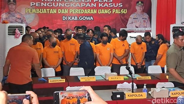 Konferensi pers kasus uang palsu di UIN Alauddin Makassar di Mapolres Gowa.