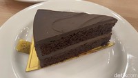 Kalau ini Chocolate Fudge Cake (Rp 55 ribu). Per potongnya (slice) berukuran cukup tebal dengan tekstur lembap dan rasa cokelat yang manis pas.
