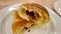 Mau yang gurih? Bisa coba Croissant Beef (Rp 47 ribu) di sini. Tipenya seperti roti empuk dengan isian potongan daging sapi lembaran yang mirip bacon bits yang smokey.