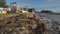 Abrasi pantai yang dipicu cuaca ekstrem di wilayah tersebut merobohkan lima unit rumah nelayan serta satu unit bangunan konservasi penyu. 
