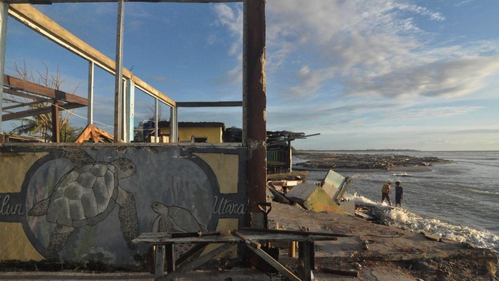 Anak-anak bermain di antara puing-puing bangunan konservasi penyu yang roboh di Kabupaten Bengkulu Tengah, Bengkulu, Rabu (18/12/2024). Abrasi pantai yang dipicu cuaca ekstrem di wilayah tersebut merobohkan lima unit rumah nelayan serta satu unit bangunan konservasi penyu. ANTARA FOTO/Muhammad Izfaldi/rwa.