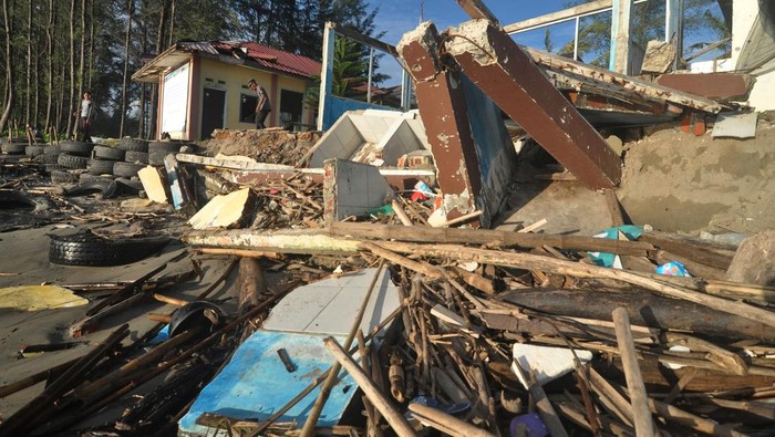 Anak-anak bermain di antara puing-puing bangunan konservasi penyu yang roboh di Kabupaten Bengkulu Tengah, Bengkulu, Rabu (18/12/2024). Abrasi pantai yang dipicu cuaca ekstrem di wilayah tersebut merobohkan lima unit rumah nelayan serta satu unit bangunan konservasi penyu. ANTARA FOTO/Muhammad Izfaldi/rwa.