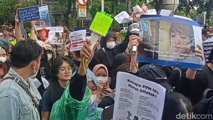Kpopers turun demo tolak PPN 12 persen di seberang Istana Merdeka (Kurniawan F/detikcom)