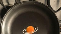 Kreasi uniknya juga terlihat ketika membuat karakter planet dari telur. Kuning telur utuh itu diletakkan di tengah wajan membentuk tampilan planet yang bulat, dengan putih telurnya membentuk cincin. Foto: Instagram @the_eggshibit