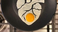 Baldini juga tampak keren ketika membuat kreasi telur ceplok berbentuk jantung. Ia membuat kreasi telur berbentuk organ jantung yang menyerupai aslinya. Foto: Instagram @the_eggshibit