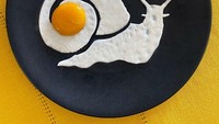 Karakter siput satu ini juga tampak unik, karena terbuat dari telur. Bagian putih telurnya dibuat untuk membentuk tubuhnya, sedangkan kuningnya diletakkan di bagian cangkang. Foto: Instagram @the_eggshibit