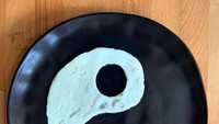 Kreasi telur ceploknya satu ini berbentuk karakter Yin Yang. Bagian hitam (Yang) hanya diberikan kuning telur utuh saja. Foto: Instagram @the_eggshibit
