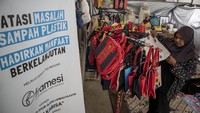 Produk kerajinan itu dijual Rp5 ribu - Rp300 ribu dan dipasarkan ke berbagai daerah di Jawa Barat, Jakarta, Bali, Makassar serta Kalimantan. 