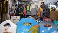 Rumah Kreatif Asah Kabisa mampu mengolah 100 - 300 kilogram sampah plastik dan limbah daun per bulannya untuk dijadikan berbagai kerajinan seperti tas, pakaian, hiasan dinding, sketsa, kain ecoprint. 
