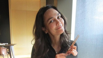 8 Foto Luna Maya Pamer Wajah Natural Tanpa Makeup di Jepang, Tetap Cantik
