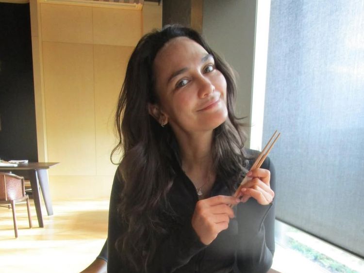 8 Foto Luna Maya Pamer Wajah Natural Tanpa Makeup di Jepang, Tetap Cantik