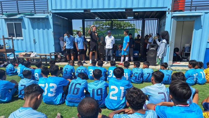 Mantan pelatih Timnas Indonesia, Simon McMenemy memberi Coaching Clinic di Lamongan