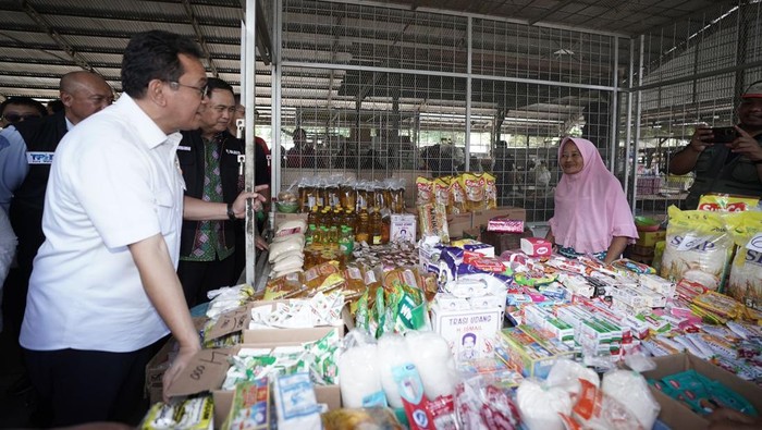 Mendag melakukan peninjauan di pasar Madyopuro, Kota Malang