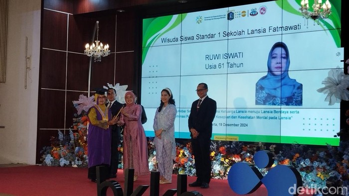 Mendukbangga Wihaji hadiri wisuda ribuan lansia (Maulana Ilhami Fawdi/detikcom)