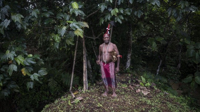 Menjaga hutan sumber kehidupan Suku Moi Warga Suku Moi berjalan berjalan di Kampung Malasigi.