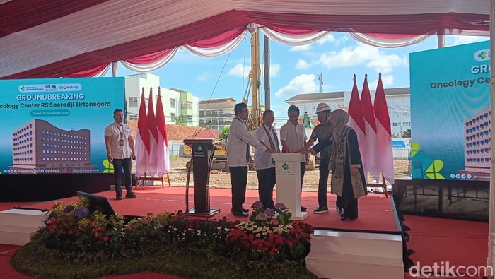 Menkes Budi Gunadi Sadikin saat menghadiri acara groundbreaking gedung Oncology Center RSUP dr. Soeradji Tirtonegoro di Klaten, Kamis (19/12/2024).