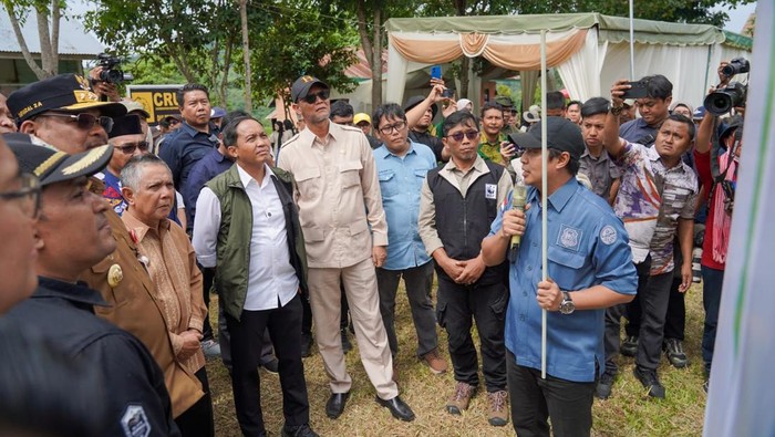 Menhut Raja Juli Antoni meninjau lahan Presiden Prabowo Subianto seluas 20 ribu hektare yang dihibahkan untuk konservasi gajah Sumatera.