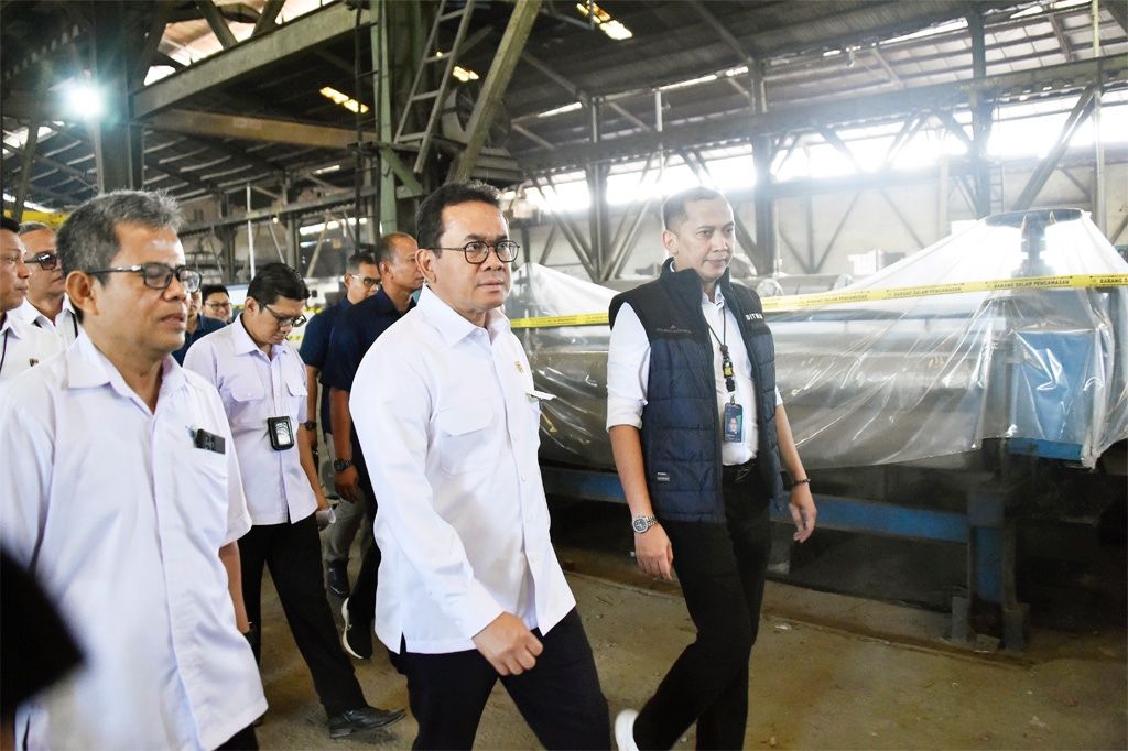 Menteri Perdagangan (Mendag) Budi Santoso memimpin langsung ekspose hasil pengawasan terhadap produk baja lembaran lapis seng yang diduga tidak memenuhi Standar Nasional Indonesia (SNI) di Cikarang, Kabupaten Bekasi, pada hari Rabu, (18/12/2024). Menteri Perdagangan (Mendag) Budi Santoso memimpin langsung ekspose hasil pengawasan terhadap produk baja lembaran lapis seng yang diduga tidak memenuhi Standar Nasional Indonesia (SNI) di Cikarang, Kabupaten Bekasi, pada hari Rabu, (18/12/2024). (Dok. Humas Kemendag)