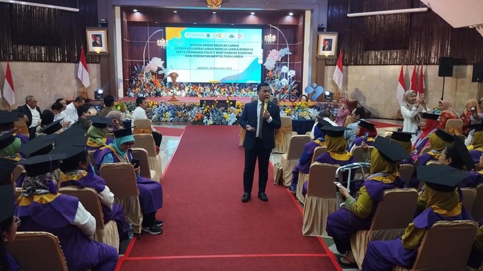 Menteri Wihaji di acara wisuda sekolah lansia (Maulana/detikcom)