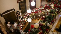 Ornamen Natal seperti pita dan loncet terlihat di setiap sudut restoran.  