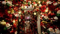 Dekorasi hiasan Natal tersebut memenuhi seluruh ruangan di restoran ini.  