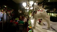 Sejak 2 pekan terakhir, restoran ini dipadati pengunjung karena mendekor restoran mereka dengan nuansa Natal.  