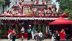 Meriah! Restoran Ini Bersolek Penuh Dekorasi Natal