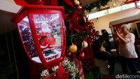 Menurut keterangan salah seorang pekerja, mereka menambah 10 orang pekerja untuk dapat melayani para pengunjung selama musim Natal.  
