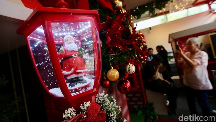 Meriah! Restoran Ini Bersolek Penuh Dekorasi Natal Pengunjung memadati restoran Rasa Cikatomas, Jakarta, Kamis (19/12/2024).