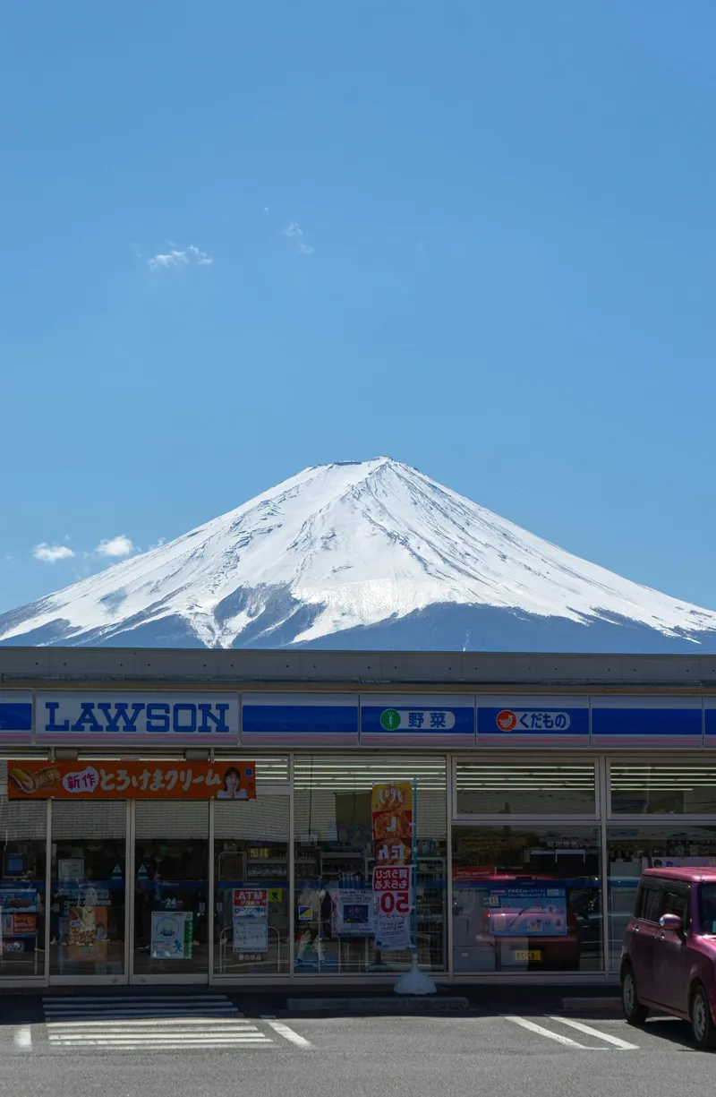 Mirip di Jepang! Minimarket Ikonik di Thailand Ini Berlatar Gunung Berbatu