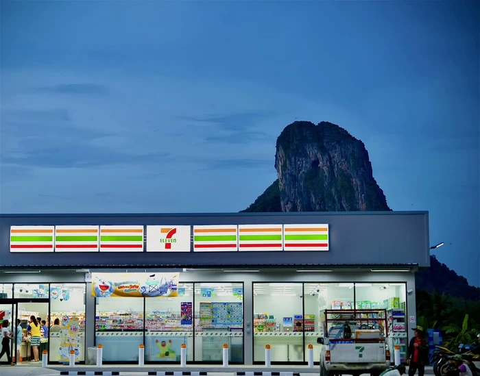 Mirip di Jepang! Minimarket Ikonik di Thailand Ini Berlatar Gunung Berbatu