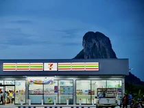 Mirip di Jepang! Minimarket Ikonik di Thailand Ini Berlatar Gunung Berbatu
