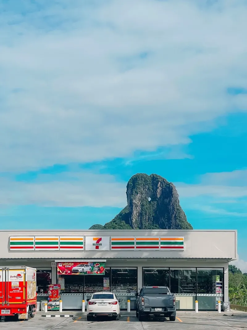 Mirip di Jepang! Minimarket Ikonik di Thailand Ini Berlatar Gunung Berbatu