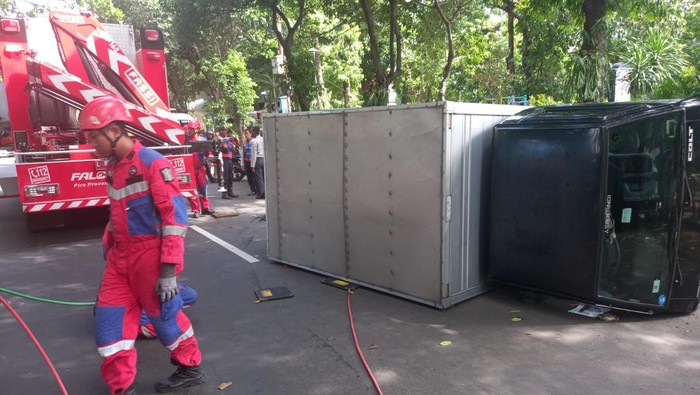 Mobil Boks Pengangkut Aki Oleng dan Terguling Ketabang Kali Surabaya, Sebabkan 2 Orang Terluka