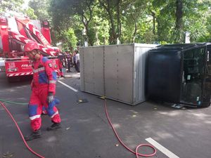 Mobil Boks Angkut Aki Terguling di Ketabang Kali Surabaya, 2 Orang Luka