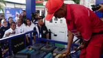 Momen Bahlil Mengendarai Motor Roda 3 Saat Cek Stok BBM Nelayan