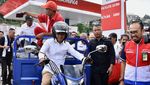 Momen Bahlil Mengendarai Motor Roda 3 Saat Cek Stok BBM Nelayan