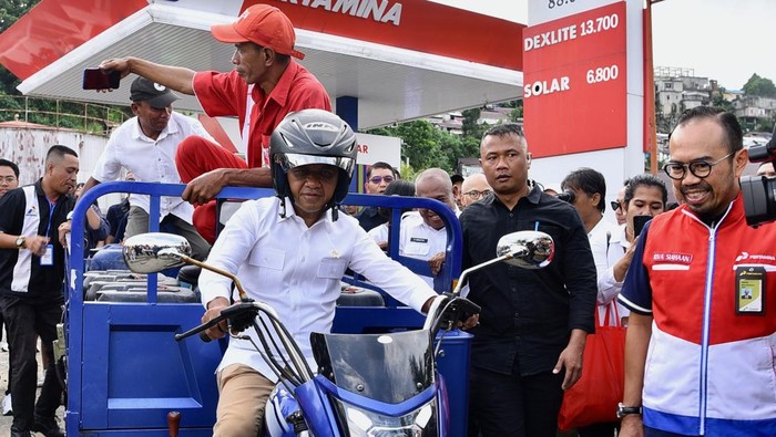 Menteri Energi dan Sumber Daya Mineral (ESDM) Bahlil Lahadalia (kiri) meninjau ketersediaan bahan bakar minyak (BBM) untuk nelayan di Stasiun Pengisian Bahan Bakar Umum Nelayan (SPBUN) Pelabuhan Perikanan Ambon, Rabu (18/12/2024). Dalam kunjungannya tersebut Menteri ESDM Bahlil Lahadalia meresmikan sembilan penyalur BBM satu harga klaster Maluku dan memastikan ketersediaan BBM saat liburan Natal dan akhir tahun. ANTARA FOTO/Alfian Sanusi/YU/nym.