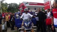 Menteri Energi dan Sumber Daya Mineral (ESDM) Bahlil Lahadalia mengendarai motor saat meninjau ketersediaan bahan bakar minyak (BBM) untuk nelayan di Stasiun Pengisian Bahan Bakar Umum Nelayan (SPBUN) Pelabuhan Perikanan Ambon, Rabu (18/12/2024).   