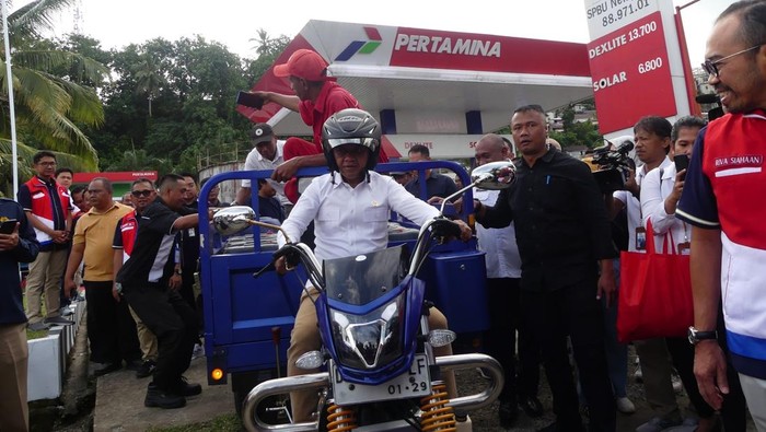 Menteri Energi dan Sumber Daya Mineral (ESDM) Bahlil Lahadalia (kiri) meninjau ketersediaan bahan bakar minyak (BBM) untuk nelayan di Stasiun Pengisian Bahan Bakar Umum Nelayan (SPBUN) Pelabuhan Perikanan Ambon, Rabu (18/12/2024). Dalam kunjungannya tersebut Menteri ESDM Bahlil Lahadalia meresmikan sembilan penyalur BBM satu harga klaster Maluku dan memastikan ketersediaan BBM saat liburan Natal dan akhir tahun. ANTARA FOTO/Alfian Sanusi/YU/nym.