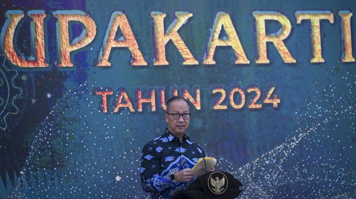 Momen Menperin Beri Penghargaan Bagi Penggiat IKM Menteri Perindustrian Agus Gumiwang Kartasasmita memberikan paparan saat Penghargaan Upakarti 2024 di Gedung Kementerian Perindustrian, Jakarta, Kamis (19/12/2024). Kementerian Perindustrian (Kemenperin) menganugerahkan Penghargaan Upakarti 2024 kepada tujuh penerima kategori Jasa Pengabdian dan tiga penerima kategori Jasa Kepeloporan sebagai apresiasi atas peran aktif mereka dalam pemberdayaan industri kecil dan menengah (IKM) di Indonesia, dengan masing-masing penerima memperoleh piagam, trofi, dan uang pembinaan sebesar Rp 50 juta. ANTARA FOTO/Muhammad Ramdan/Spt.