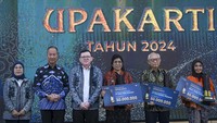 Menteri Perindustrian Agus Gumiwang Kartasasmita (kedua kiri) didampingi Direktur Jenderal Industri Kecil, Menengah, dan Aneka (IKMA) Reni Yanita (kiri) berfoto bersama dengan para pemenang Penghargaan Upakarti 2024 di Gedung Kementerian Perindustrian, Jakarta.  