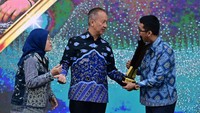 Penghargaan Upakarti ini merupakan wujud kolaborasi hexa helix yang melibatkan berbagai pemangku kepentingan untuk mencapai tujuan bersama. Keterlibatan peran aktif dari pemerintah, akademisi, pelaku industri, komunitas, media massa, dan dukungan regulasi, menjadi kunci untuk menciptakan sinergi dan kolaborasi yang efektif. Dok. Hexa Helix