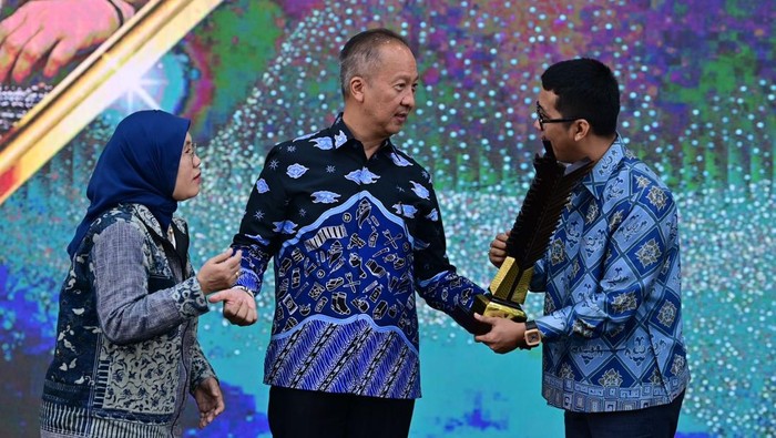 Momen Menperin Beri Penghargaan Bagi Penggiat IKM Penghargaan Upakarti ini merupakan wujud kolaborasi hexa helix yang melibatkan berbagai pemangku kepentingan untuk mencapai tujuan bersama.