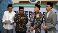 Ketua MUI Bidang Informasi dan Komunikasi KH Masduki Baidlowi mengatakan pembahasan di MUI belum sampai tahap rekomendasi batas umur pengguna medsos. Dia mencontohkan pemerintah bisa meniru negara Australia yang memberikan batasan umur 16 tahun untuk pengguna medsos.  