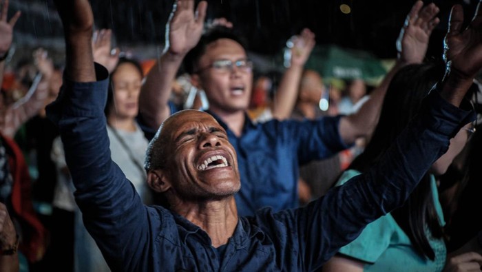 Sejumlah jemaat berdoa pada perayaan Natal Gereja Tiberias di Pohon Kasih Megamas, Manado, Sulawesi Utara, Rabu (18/12/2024) malam. Perayaan Natal Gereja Tiberias di Manado tahun 2024 yang mengusung tema Semua Yang Menerima-Nya, Diberi-Nya Kuasa untuk Menjadi Anak-Anak Allah tersebut diikuti oleh ratusan umat Nasrani. ANTARA FOTO/Yegar Sahaduta Mangiri/YU