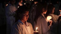 Sejumlah jemaat menyalakan lilin pada perayaan Natal Gereja Tiberias di Pohon Kasih Megamas, Manado, Sulawesi Utara, Rabu (18/12/2024). 