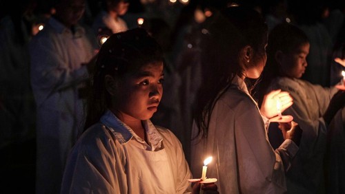 Sejumlah jemaat berdoa pada perayaan Natal Gereja Tiberias di Pohon Kasih Megamas, Manado, Sulawesi Utara, Rabu (18/12/2024) malam. Perayaan Natal Gereja Tiberias di Manado tahun 2024 yang mengusung tema Semua Yang Menerima-Nya, Diberi-Nya Kuasa untuk Menjadi Anak-Anak Allah tersebut diikuti oleh ratusan umat Nasrani. ANTARA FOTO/Yegar Sahaduta Mangiri/YU