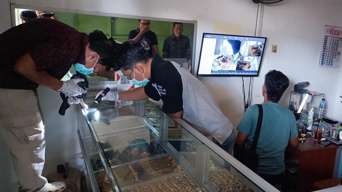 Petugas kepolisian melakukan olah TKP kejadian perampokan toko emas di Pasar Kemukusan, Desa Ciberem, Kecamatan Sumbang, Kabupaten Banyumas, Kamis (19/12/2024).